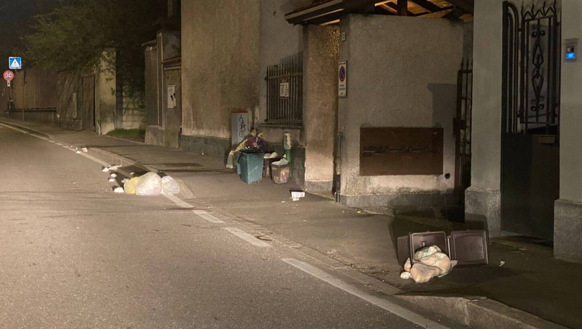 Saronno, raid vandalico in via Marconi: rovesciati bidoni, cestini e il bagno chimico