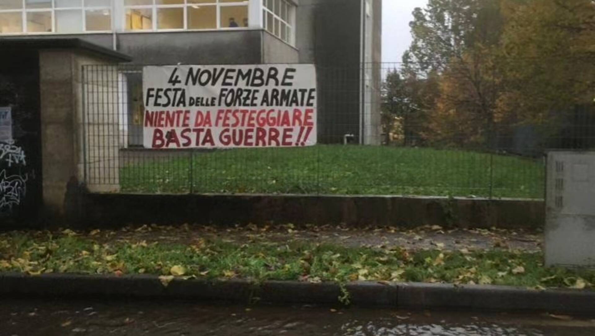Scritte “contro” il 4 novembre davanti a scuole di Saronno e Tradate