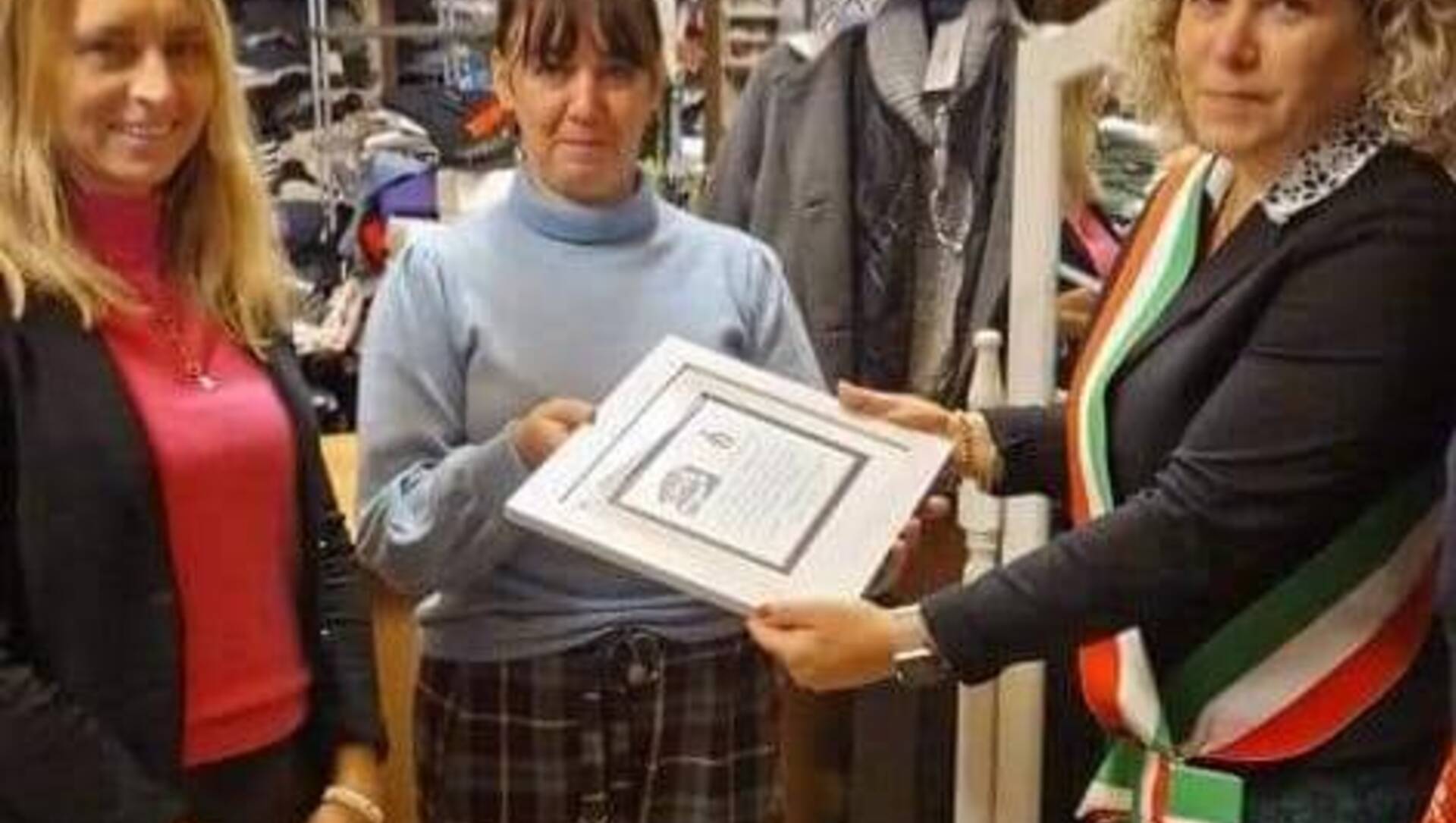 Gerenzano, premiato il negozio “Cristina abbigliamento” dalla Regione: il comune consegna la targa di congratulazioni