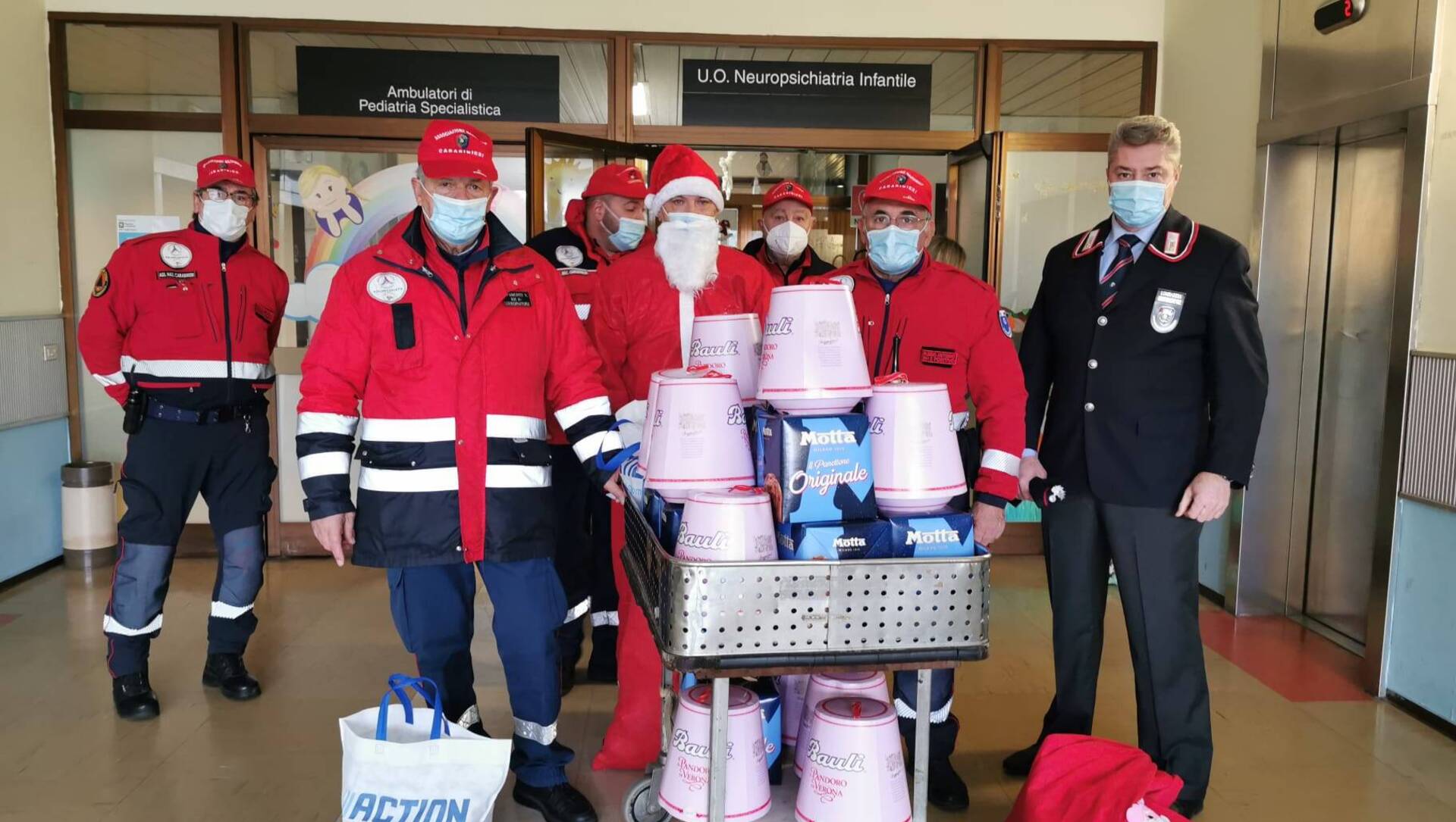 Associazione nazionale carabinieri Saronno porta doni ai piccoli all’ospedale (con Babbo Natale)