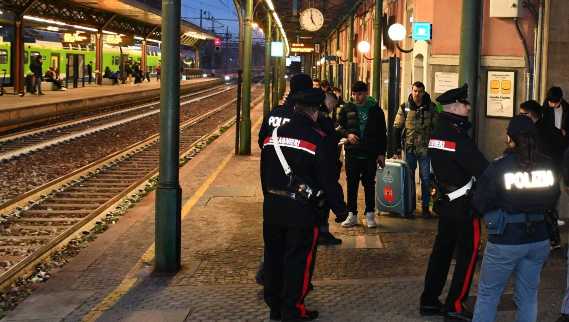 Ieri a Saronno: rapina in stazione, furto sventato a Turate. Raccolta firme per la sicurezza