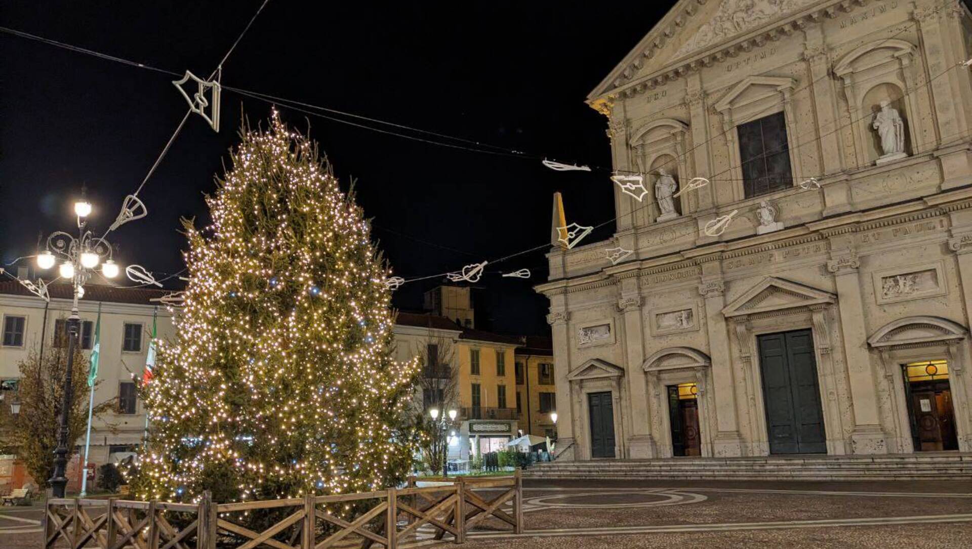 Si è acceso l’albero di Natale di Saronno