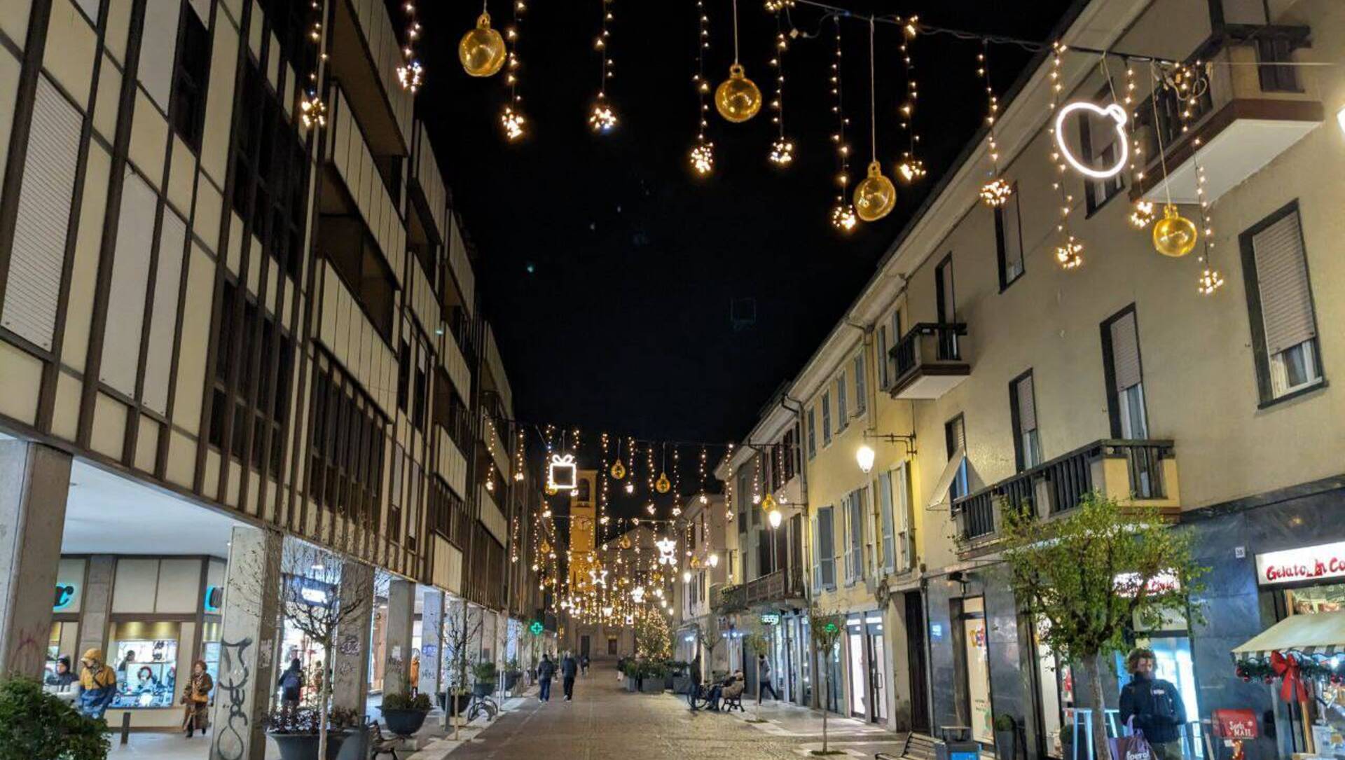 Accese le luminarie natalizie in centro a Saronno