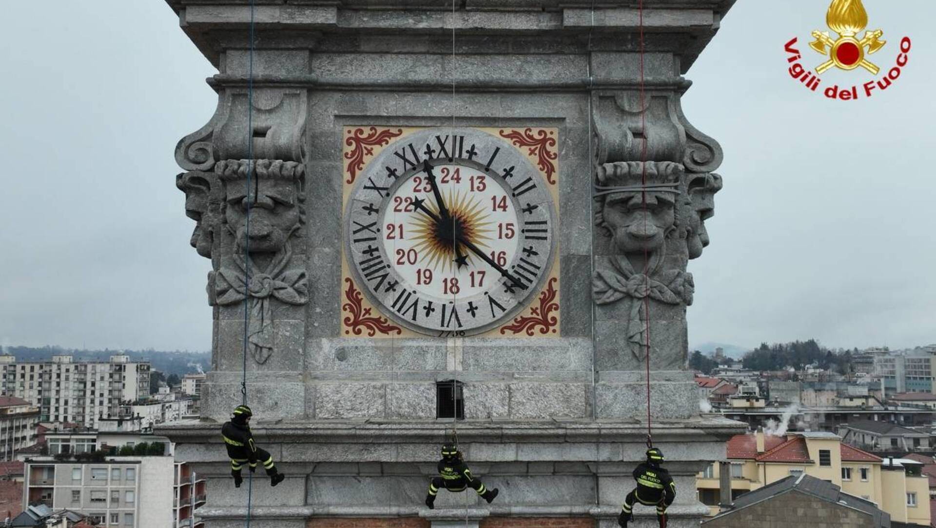 Festa dell’Immacolata: a Varese i vigili del fuoco volano sul campanile della basilica di Varese