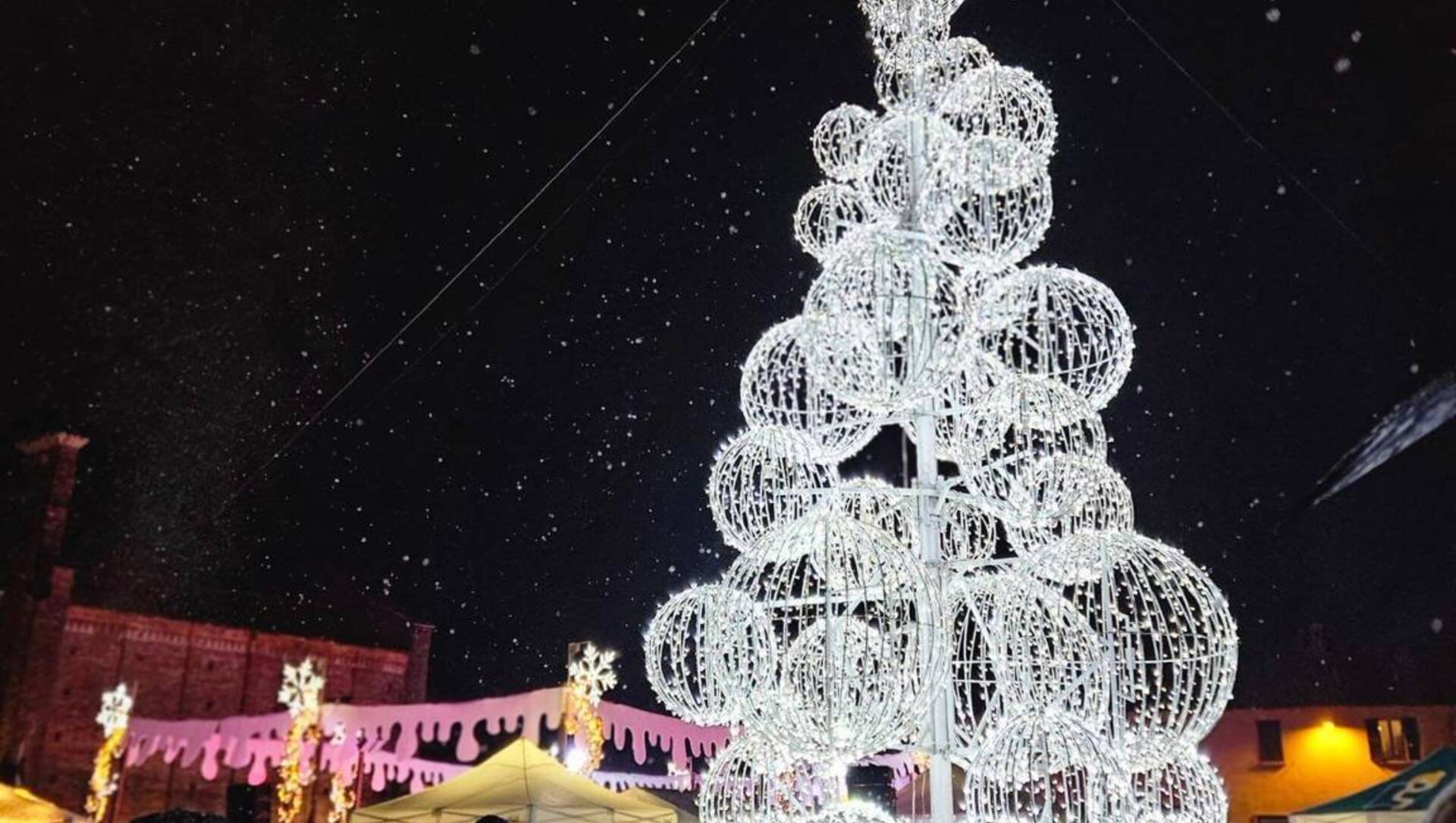 Cislago ha acceso l’albero di Natale: è bellissimo