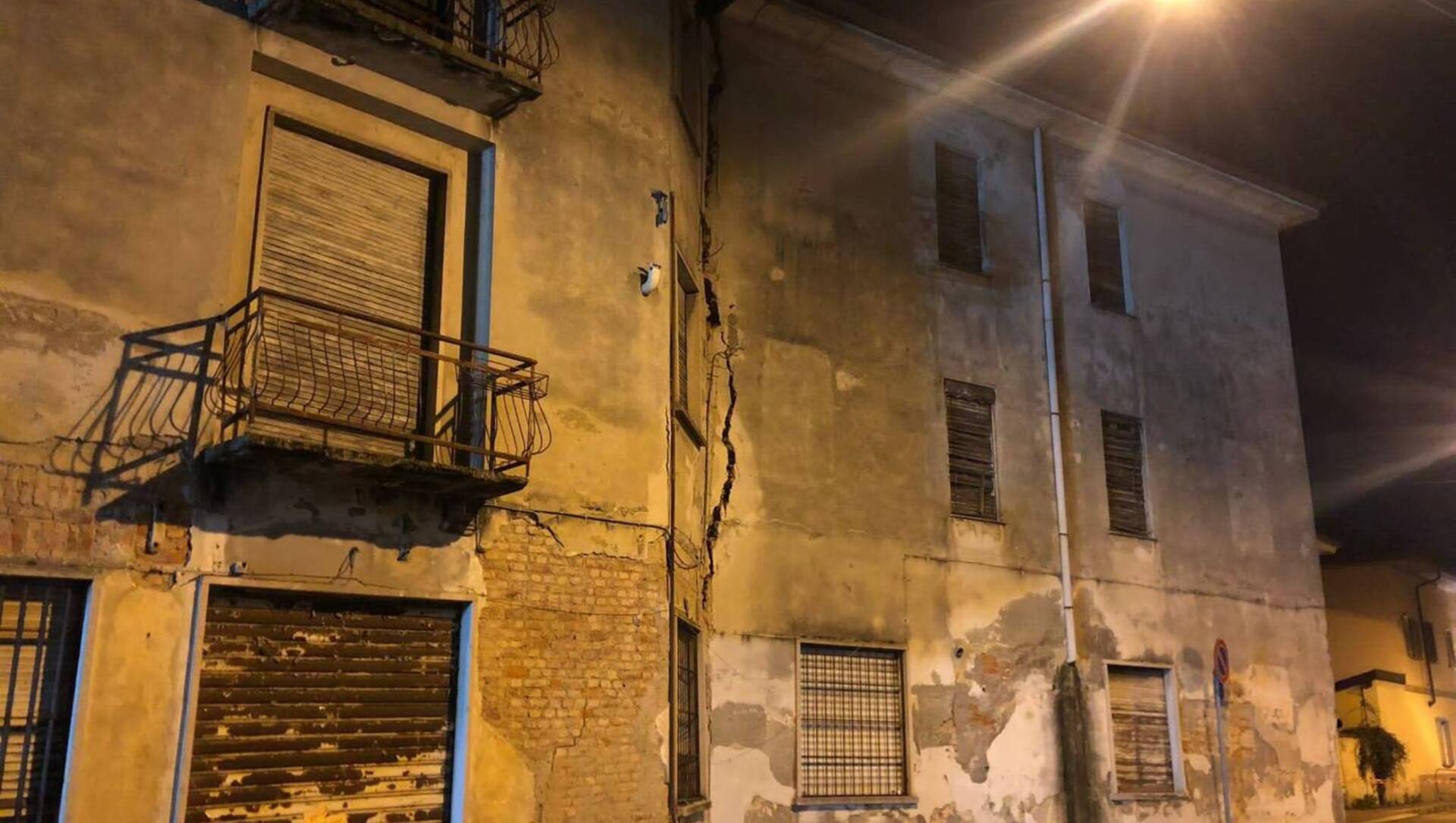 Edificio pericolante: demolizione e strade chiuse a Cesano Maderno