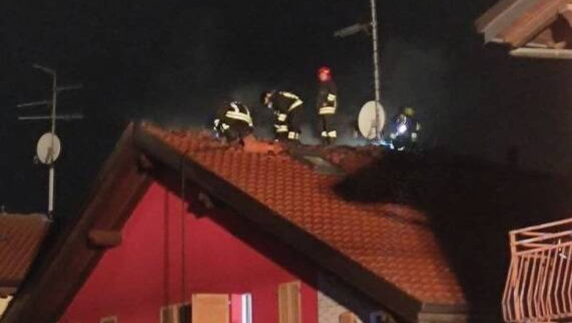 Incendio a Caronno: tetto in fiamme (foto e video)