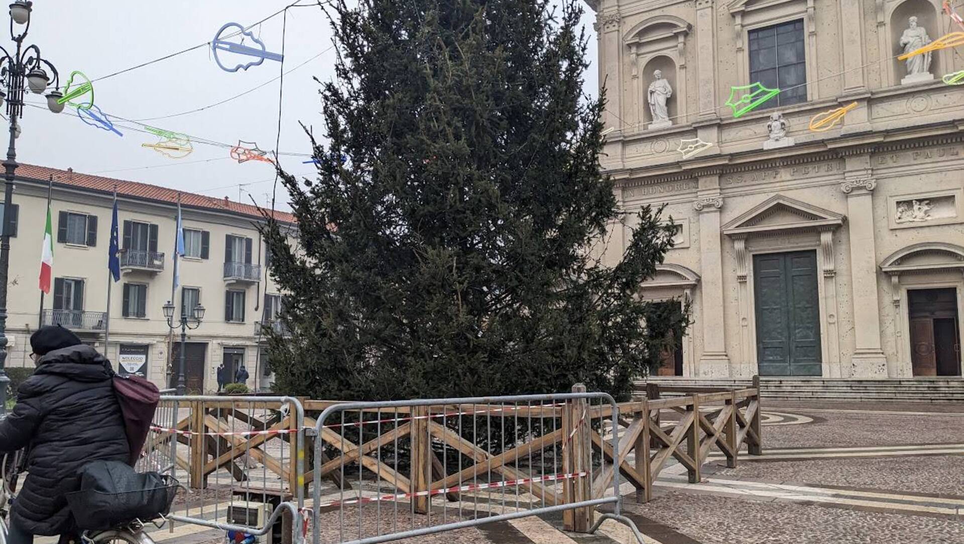 Saronno, albero di Natale transennato… per non lasciarlo triste e spento