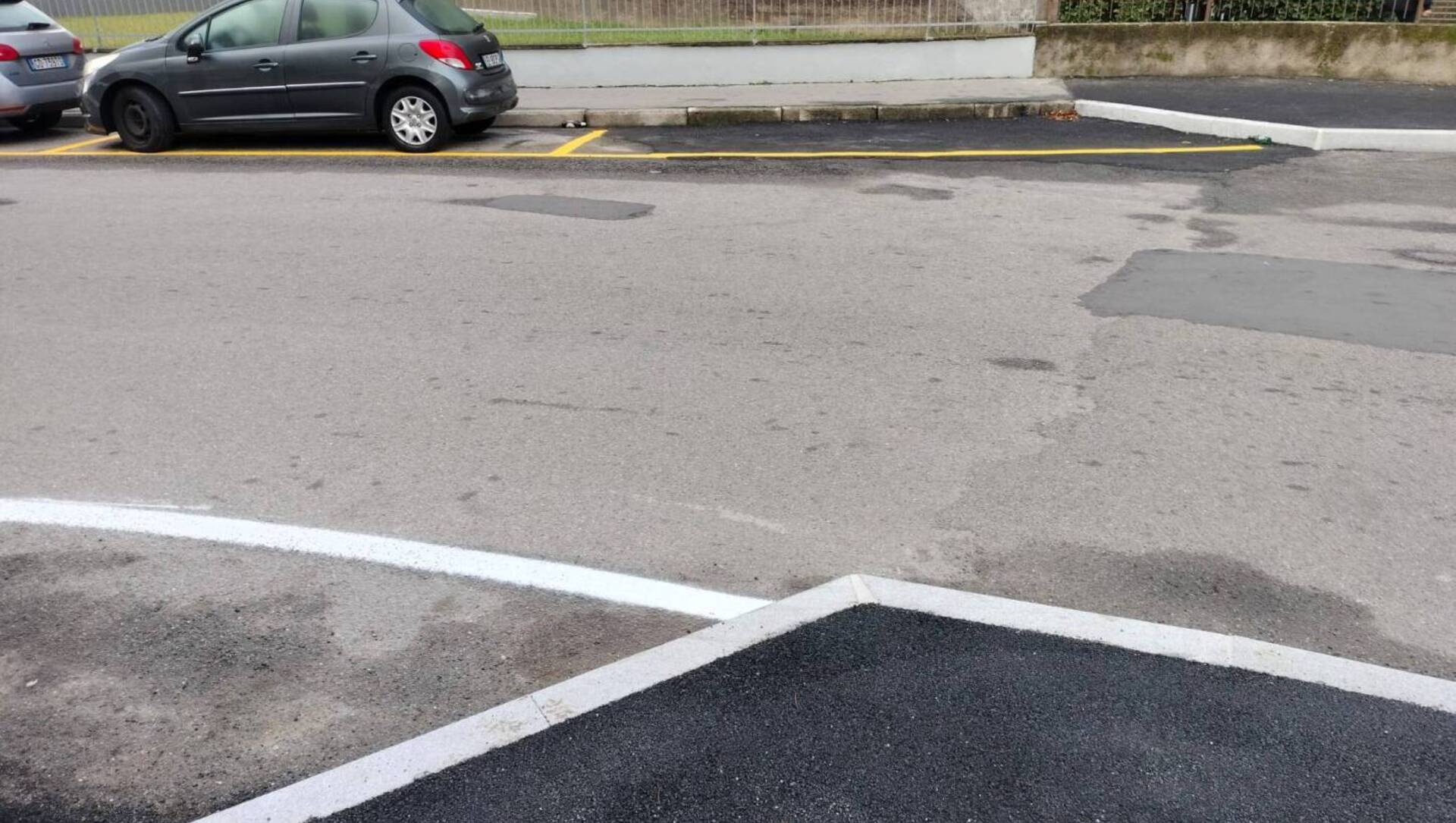 Strisce rifatte a Saronno: attraversamenti e parcheggi
