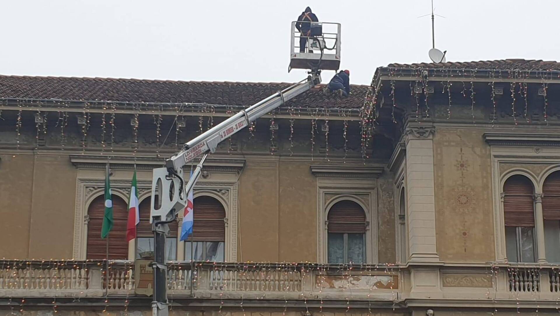 Saronno, piattaforma aerea in Villa Gianetti per riparare i danni della grandine