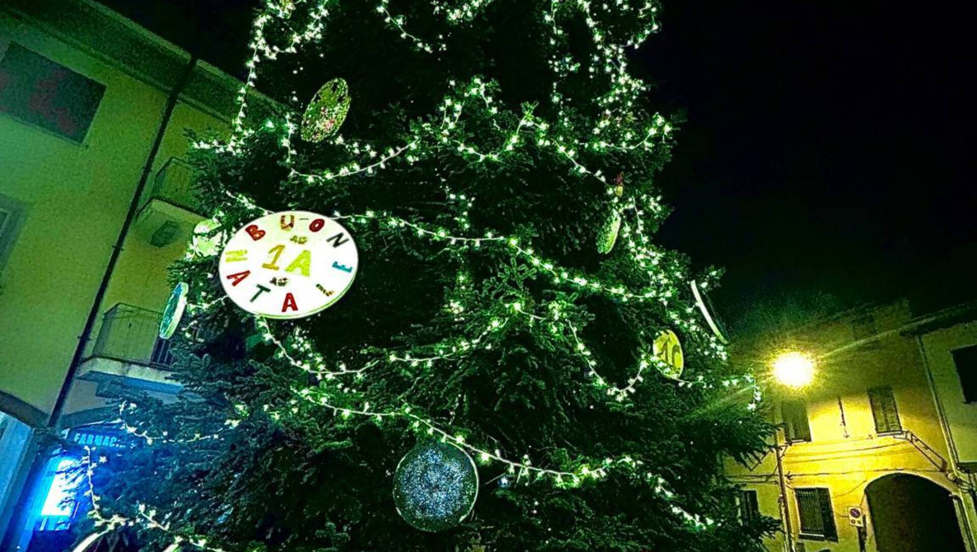 Cogliate: “Ecco il nostro stupendo albero di Natale”