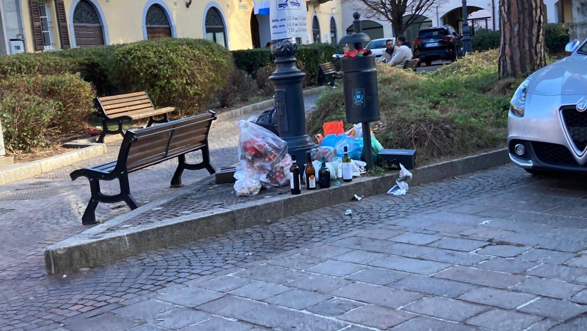 Saronno, Natale con sacchi di… spazzatura in centro