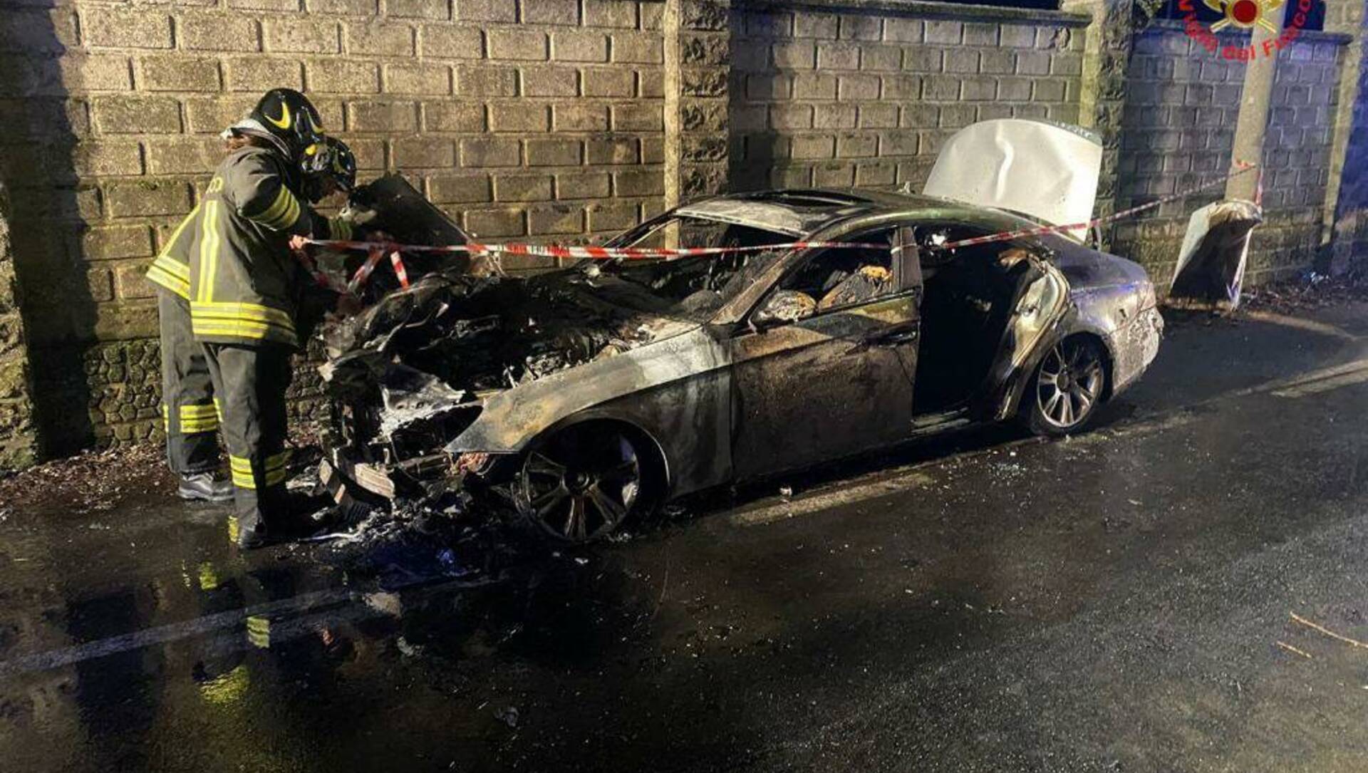 Limbiate, Mercedes in fiamme: accorrono i pompieri