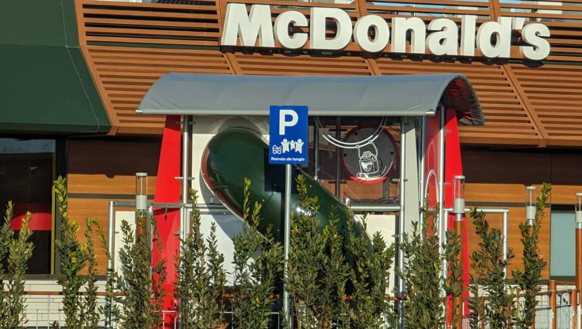 McDonald’s Solaro: dalla maxi insegna ai parcheggi per i rider