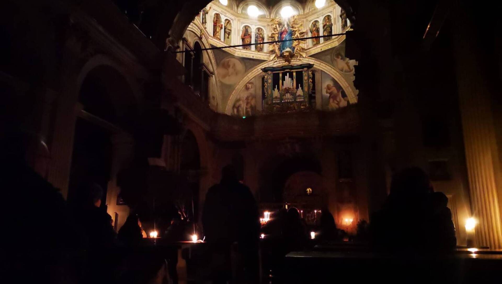 Saronno, al Santuario la messa Rorate all’alba con lumini e candele