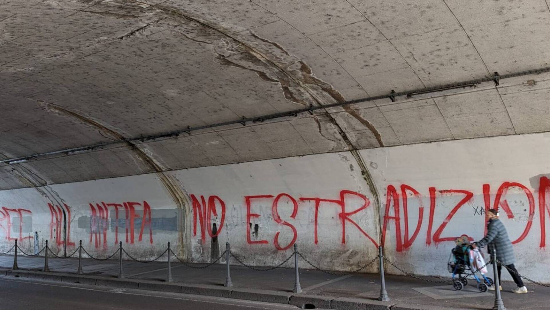 Saronno, maxi graffito anarchico nel sottopassaggio di via Primo Maggio