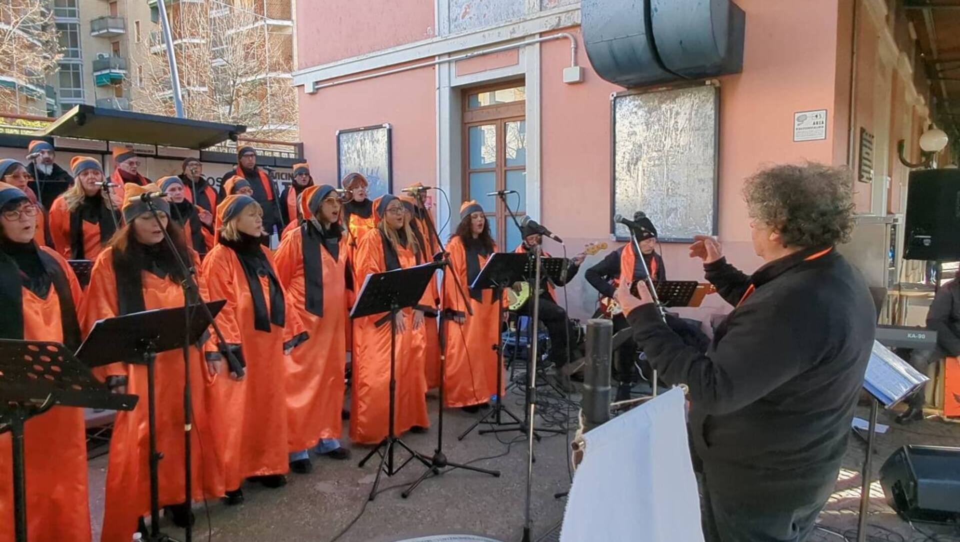 Saronno, treno “di Natale” in stazione con il coro gospel