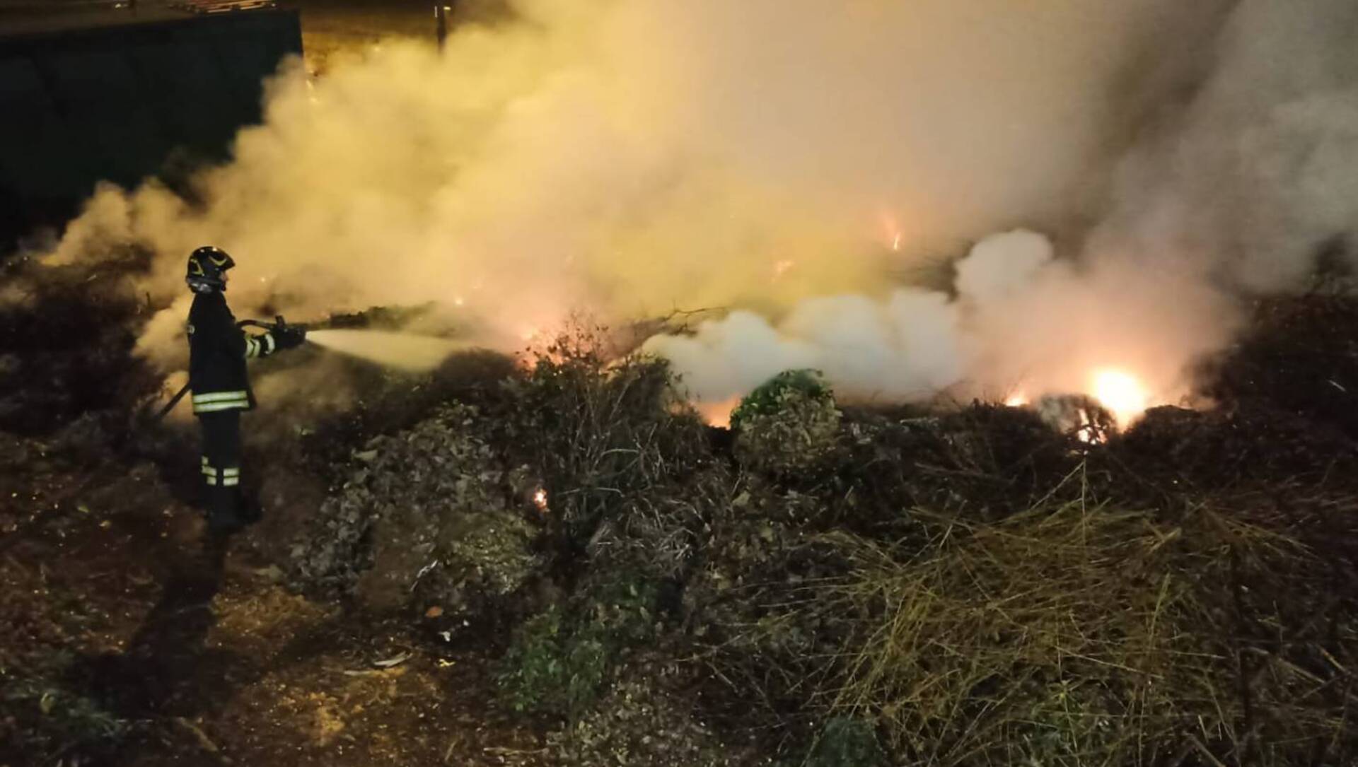 Incendio alla piattaforma ecologica: vigili del fuoco nella notte a Cislago