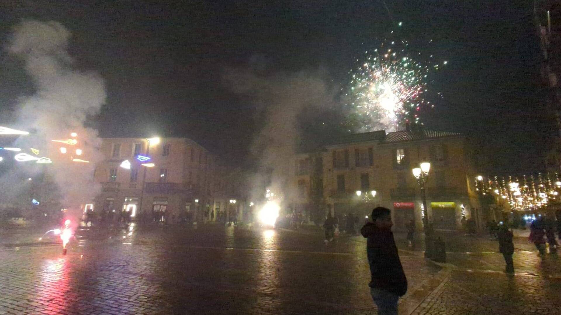 Capodanno, fumogeni, petardi e fuochi d’artificio: poca gente e tantissimi botti a Saronno