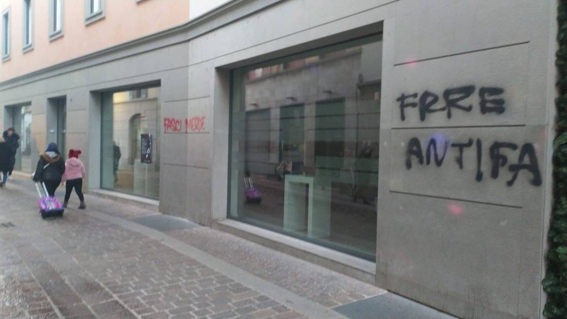 Ieri a Saronno: graffiti in centro. Lettere contro Dante. Nuovo daspo urbano. Picchia la moglie, arrestato