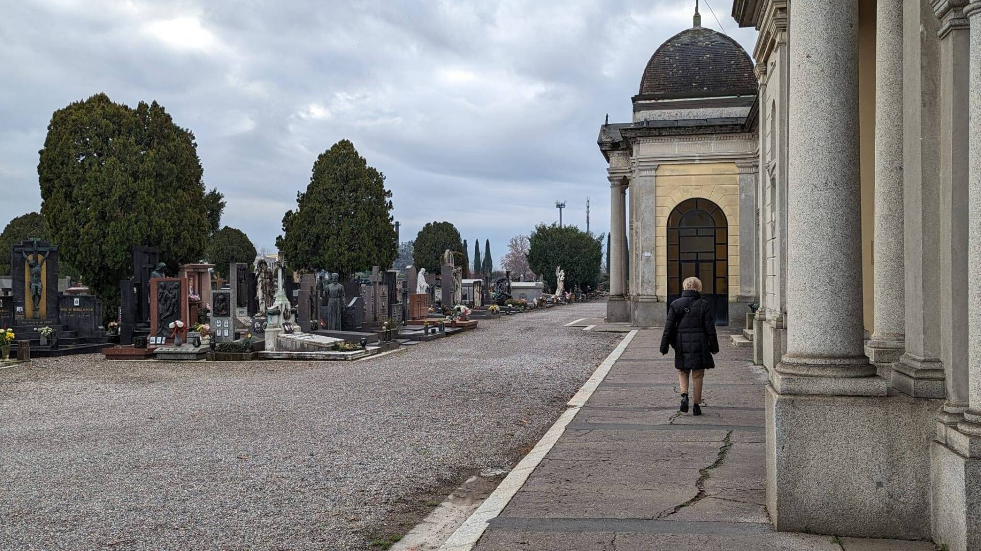 Saronno, senzatetto vivono stabilmente tra le cappelle e i bagni del cimitero di via Milano