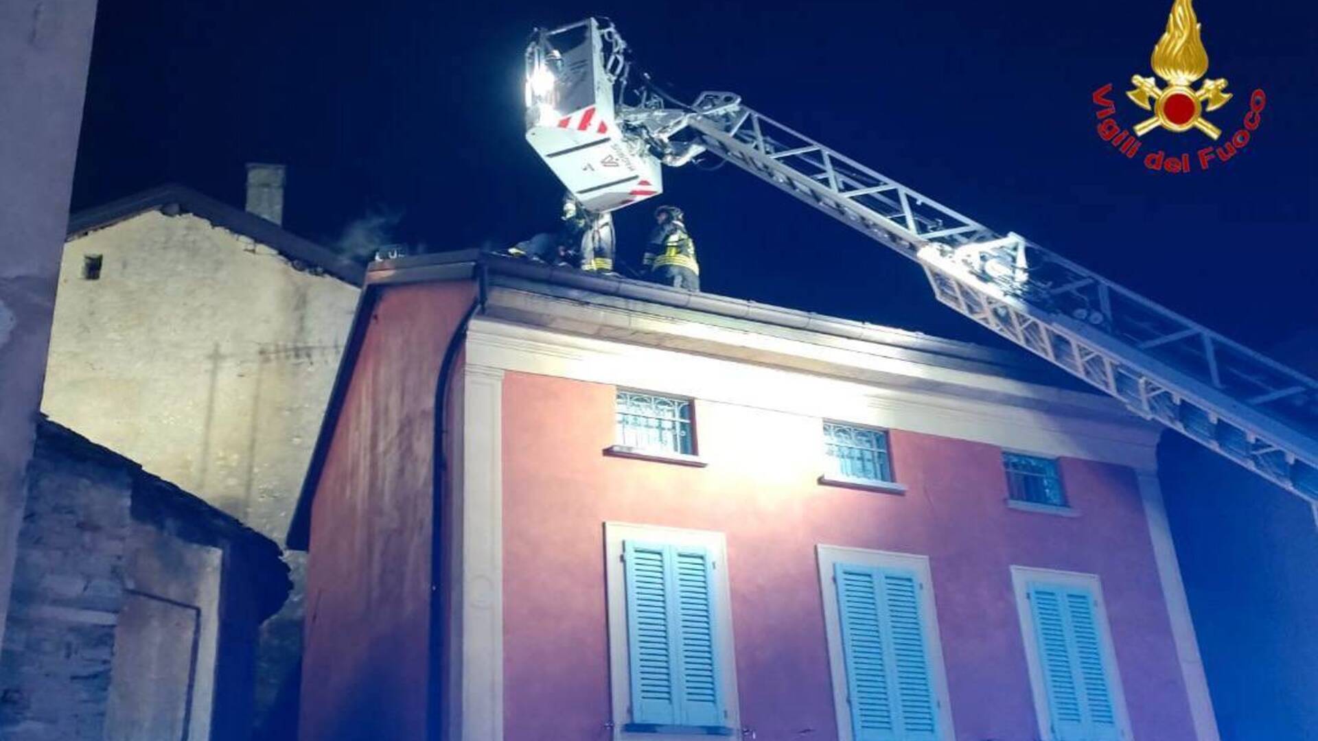 Incendio abitazione in serata nel Varesotto, intervento dei vigili del fuoco