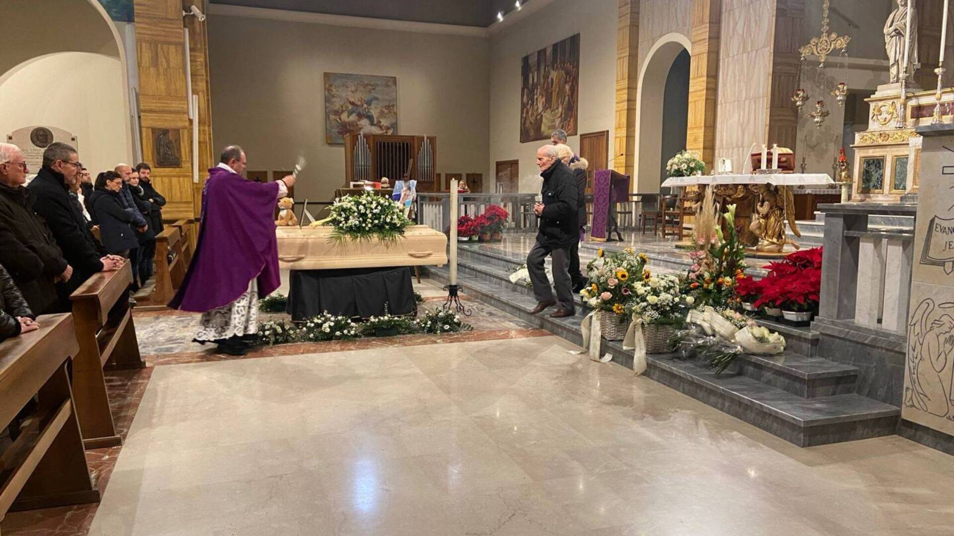 Uboldo: il funerale di Vanessa Gatti, travolta dalla slavina in Val Formazza