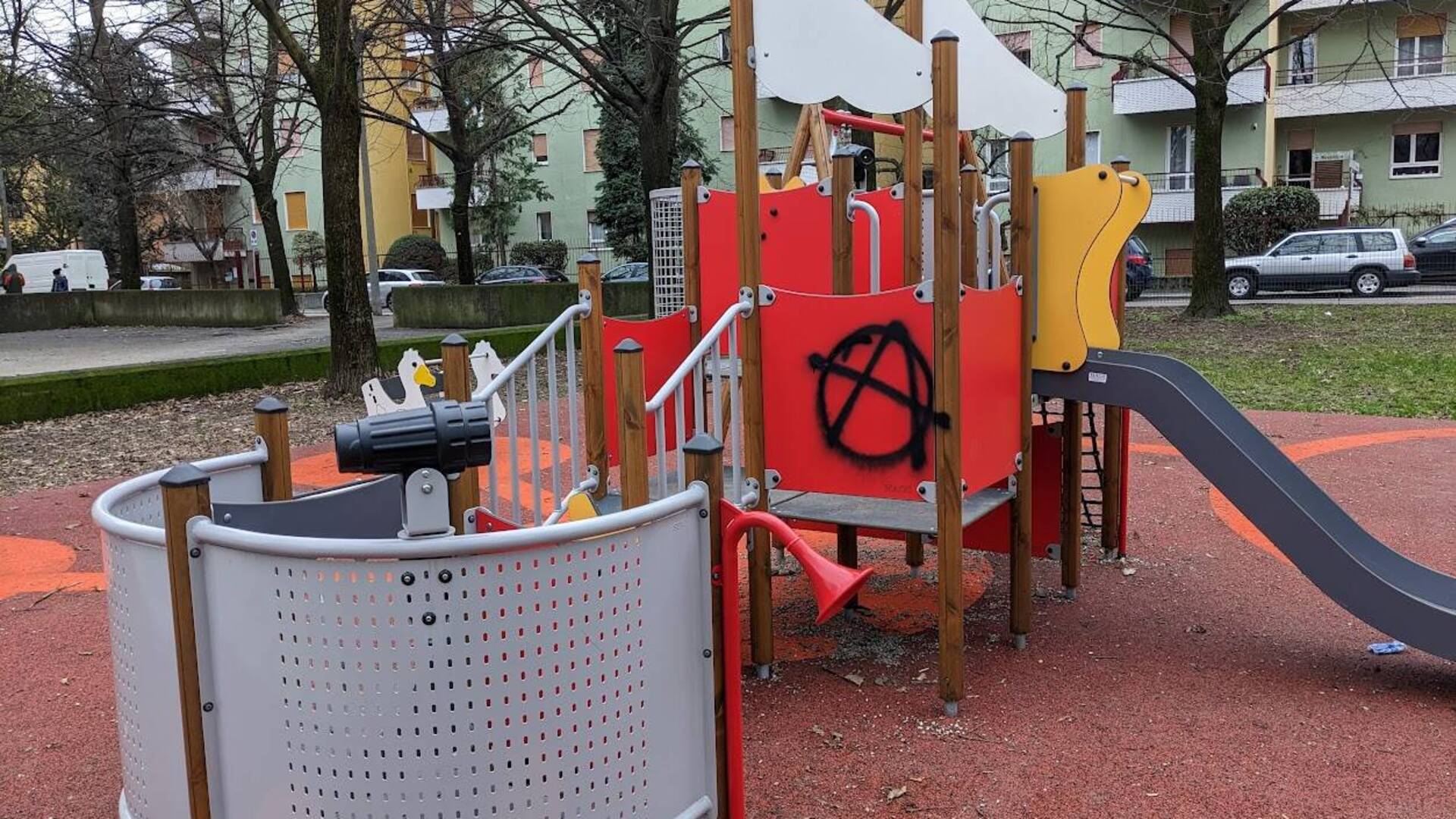 Saronno, simbolo anarchico sui nuovi giochi inclusivi al parchetto