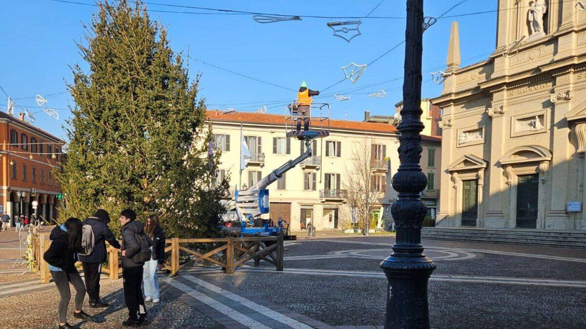 Saronno: rimosso l’albero di Natale in piazza Libertà