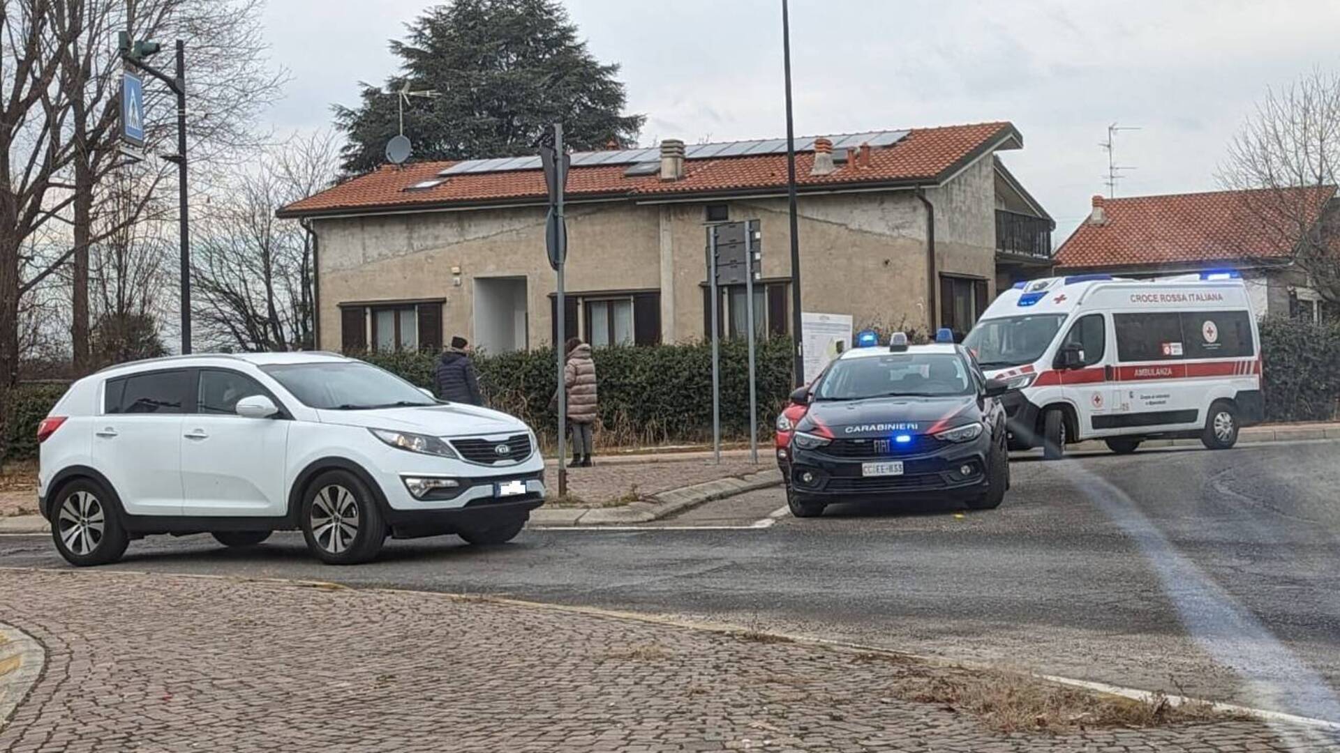 Saronno-Monza scontro alla rotonda: 4 persone soccorse a Solaro