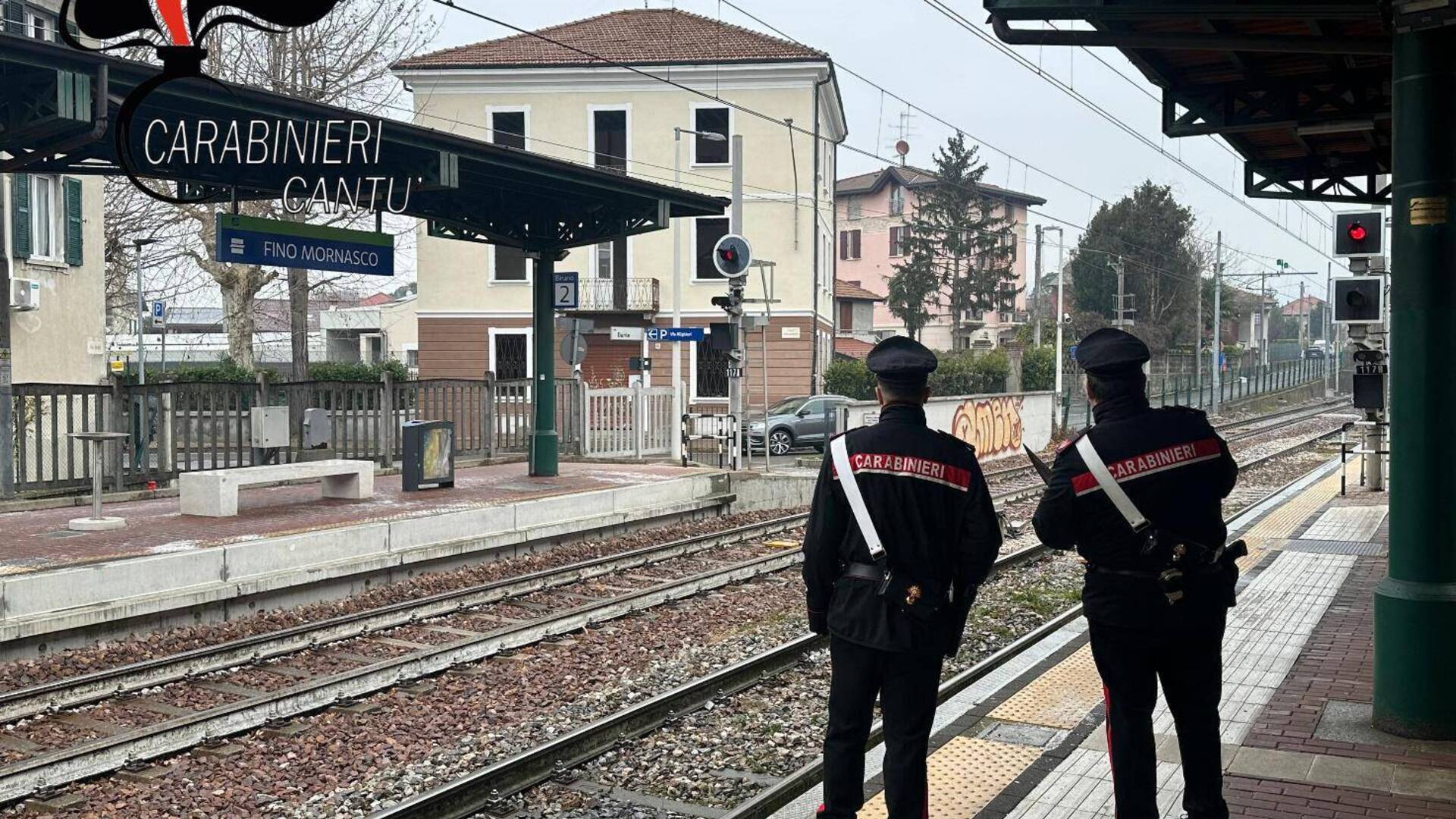 Cerca di baciare una 15enne e rapina due giovani in stazione: arrestato straniero lungo la Saronno-Como