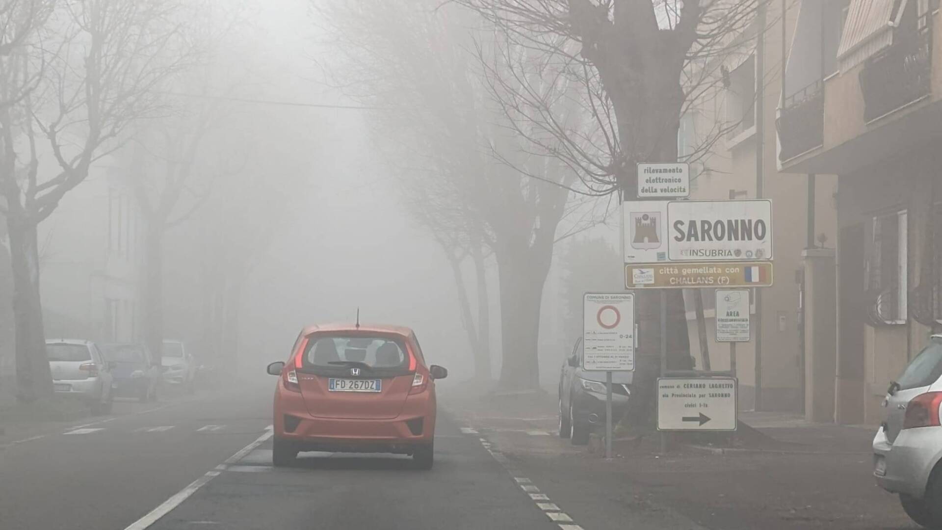 Saronno, super nebbia fin in centro città, non se ne andrà fino a martedì 30