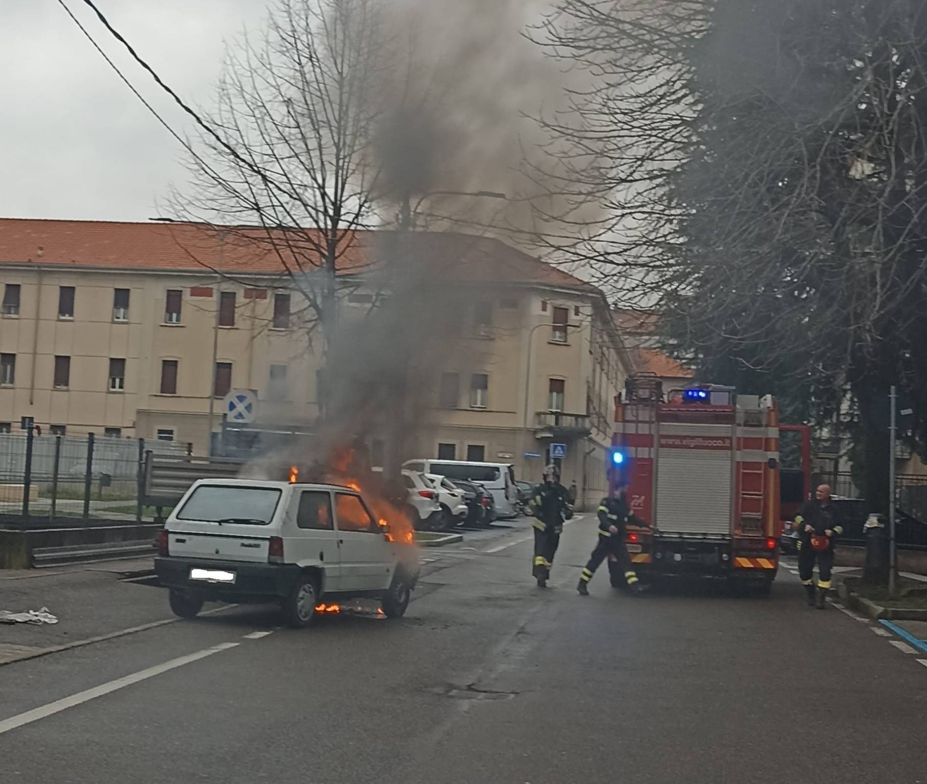 Auto in fiamme 