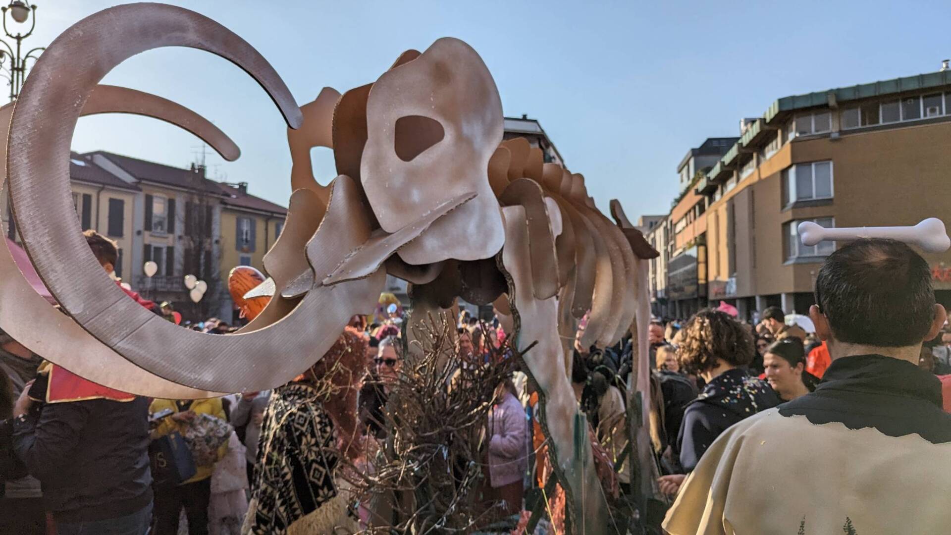 Carnival in Saronno, “Beautiful dinosaurs and little cavemen but… where are the floats?”