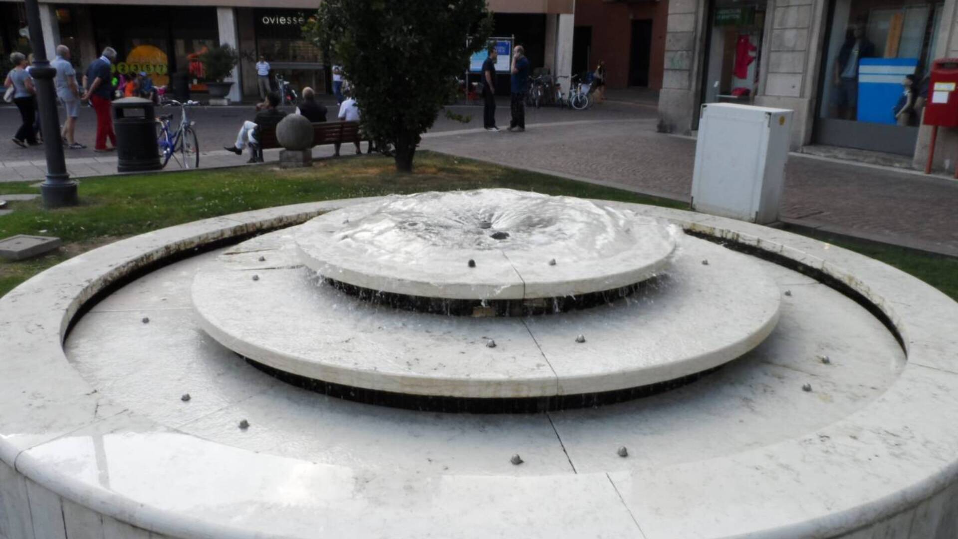 Addio alla fontana di piazza Libertà: “Ormai dismessa non ha valore architettonico. Non dà emozione”