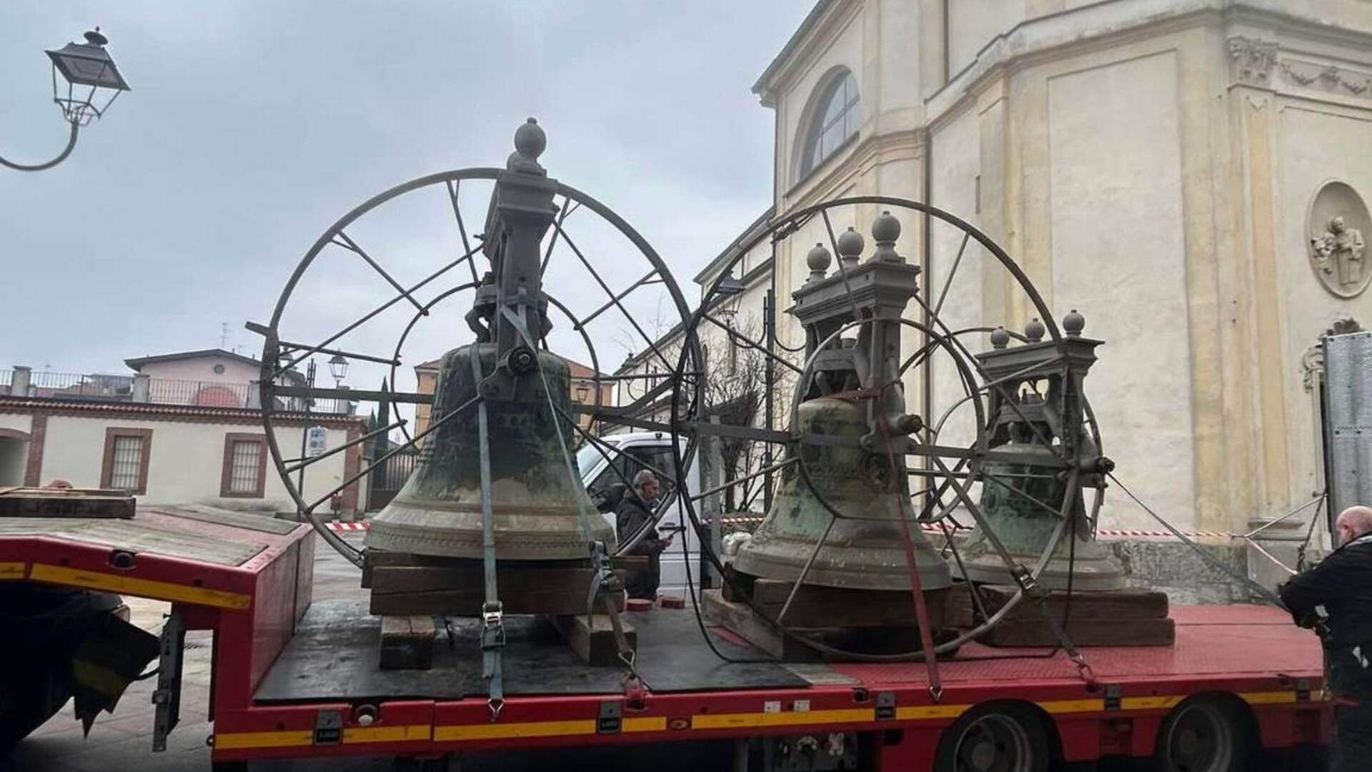 Lazzate, tolte 4 campane dal campanile della chiesa parrocchiale
