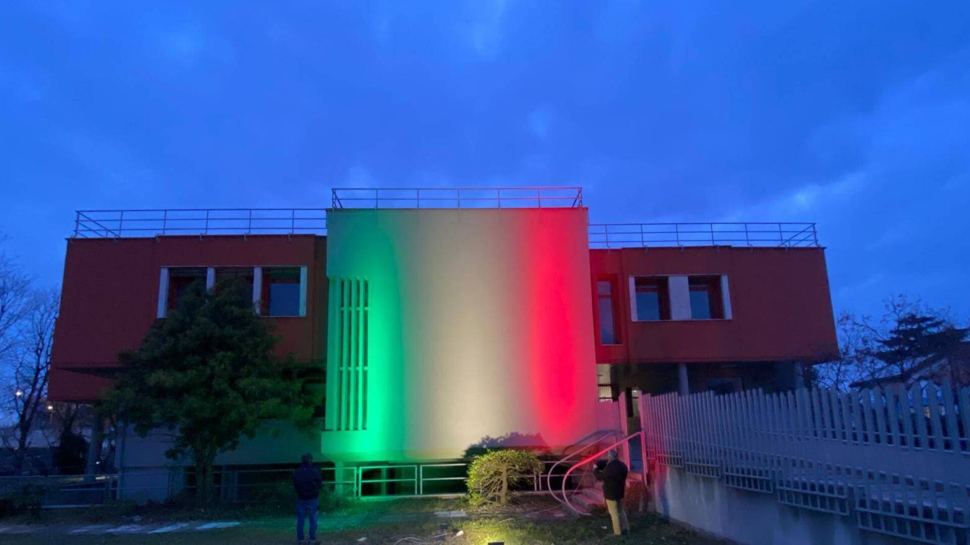 Saronno, nuova sede Guardia di Finanza nell’ex tribunale: arrivata l’illuminazione tricolore