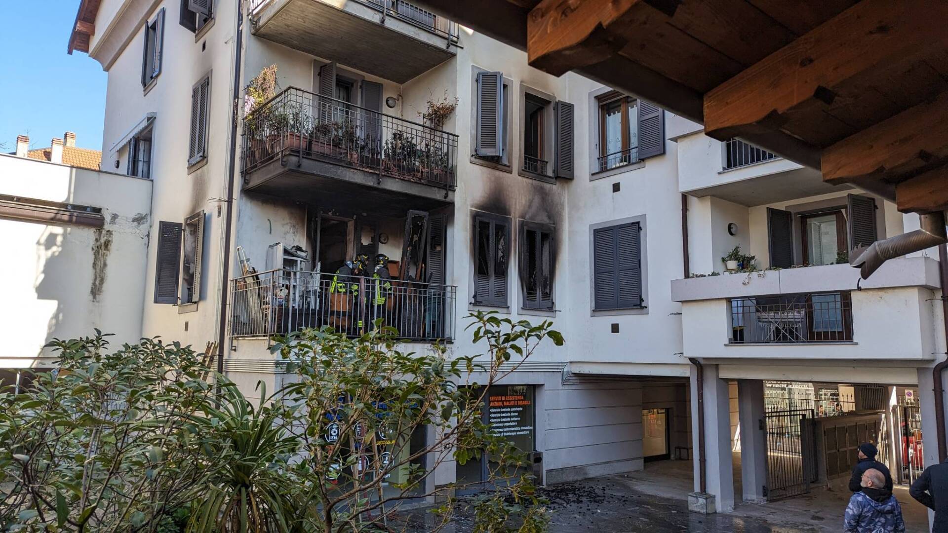 Saronno, incendio in un appartamento di via Padre Monti. Un ferito e diversi intossicati