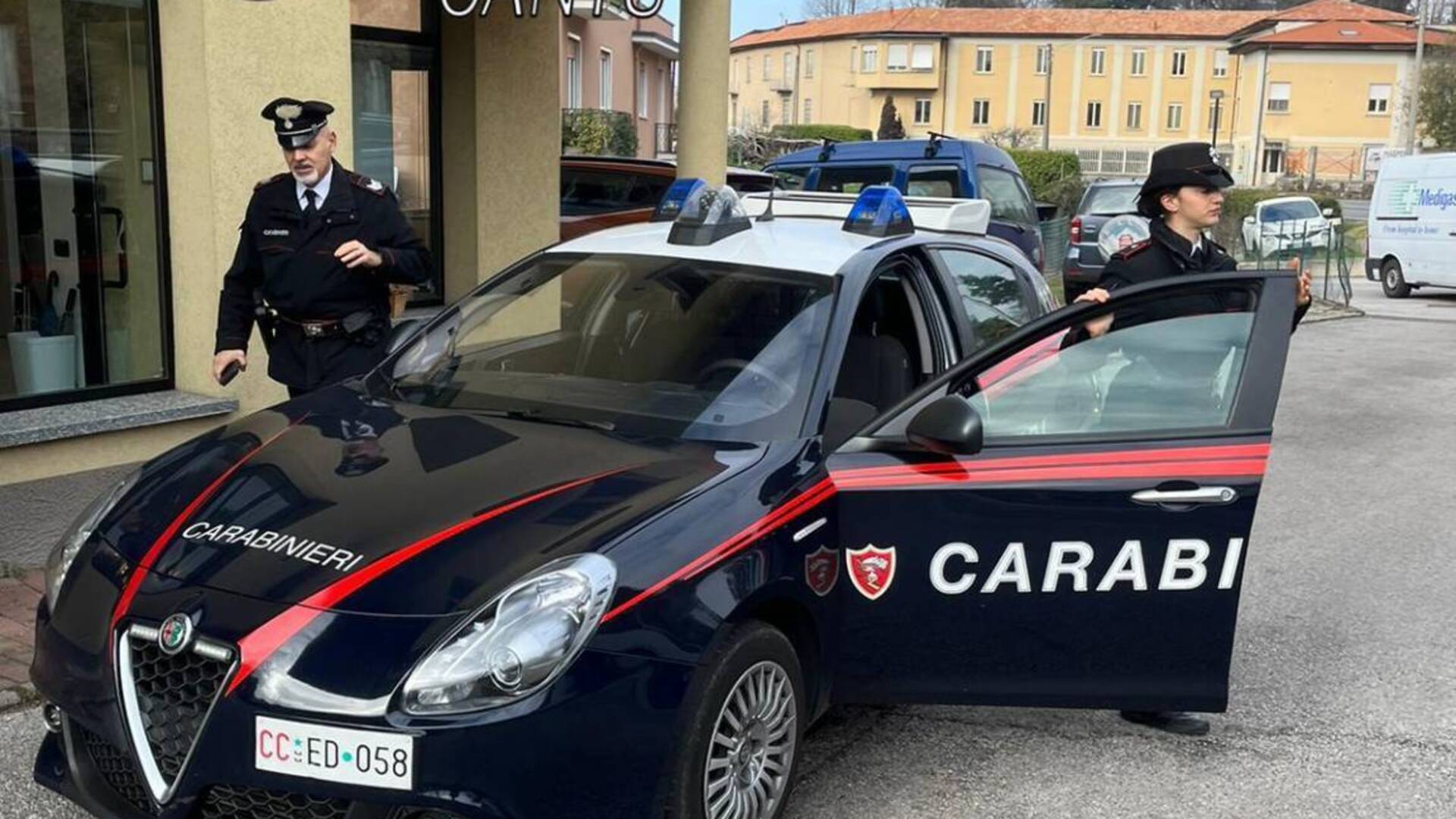 Lite fra inquilini e padrone di casa, che si scaglia contro i carabinieri: denunciato