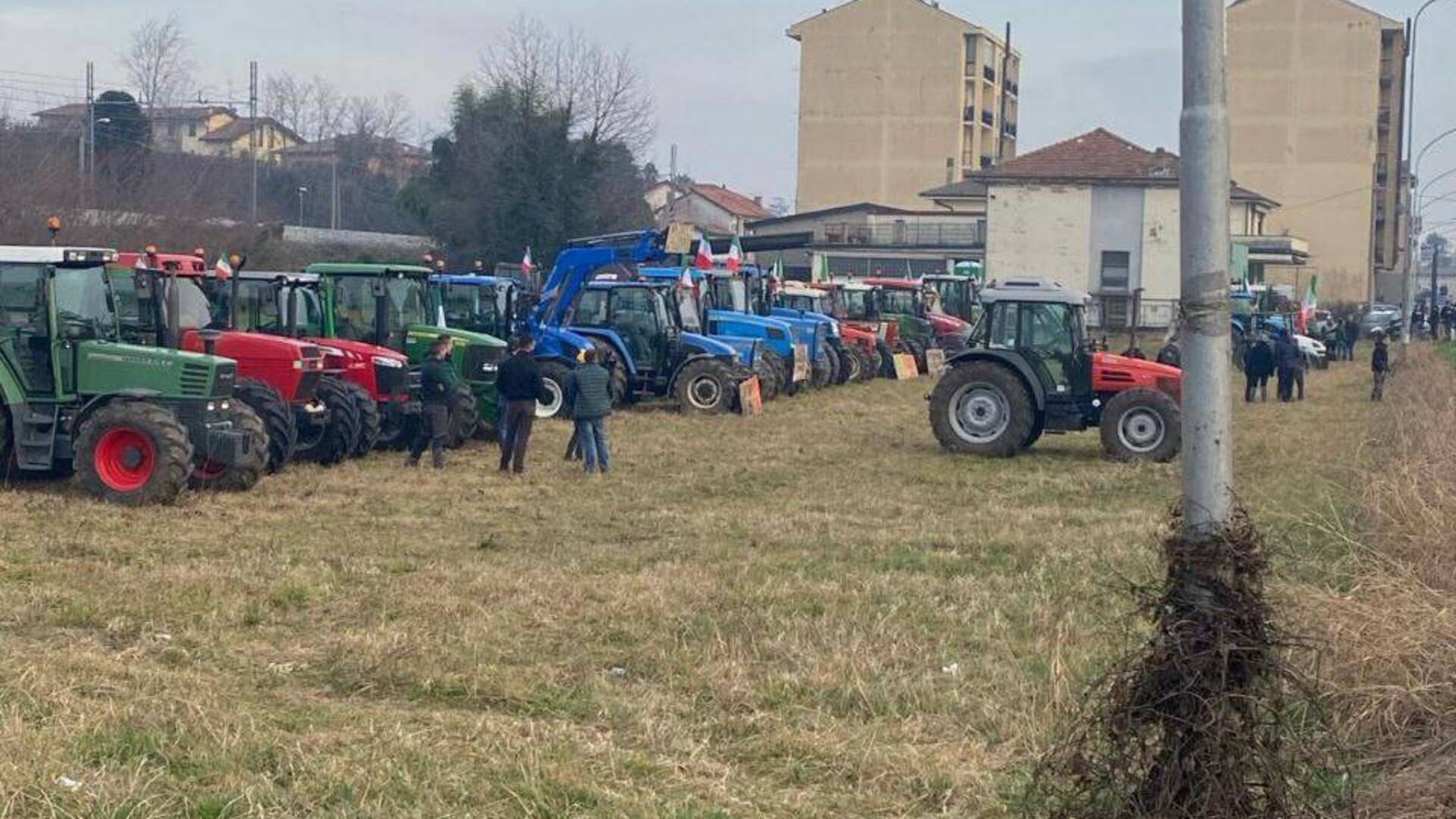 Tradate, la protesta dei trattori andrà avanti sino a domenica nei pressi della Varesina