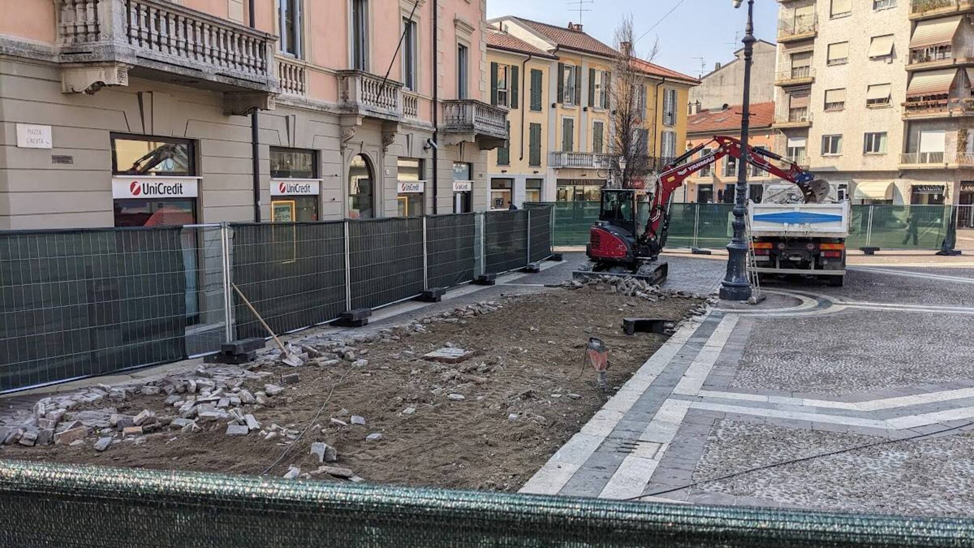 Saronno, piazza Libertà è già un cantiere: via parte della pavimentazione