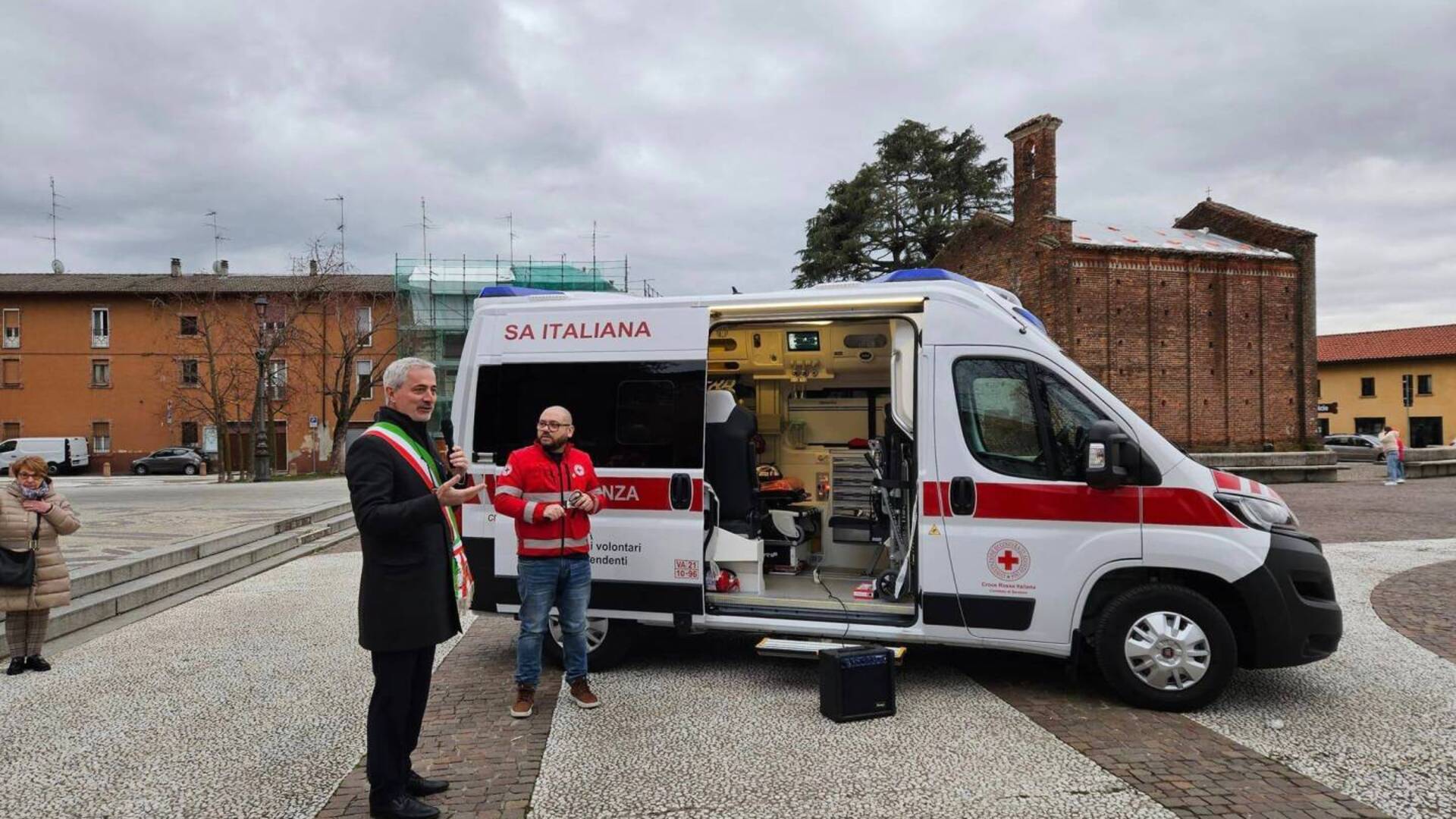 Cislago, ecco la nuova ambulanza della Croce rossa: taglio del nastro col discorso del sindaco