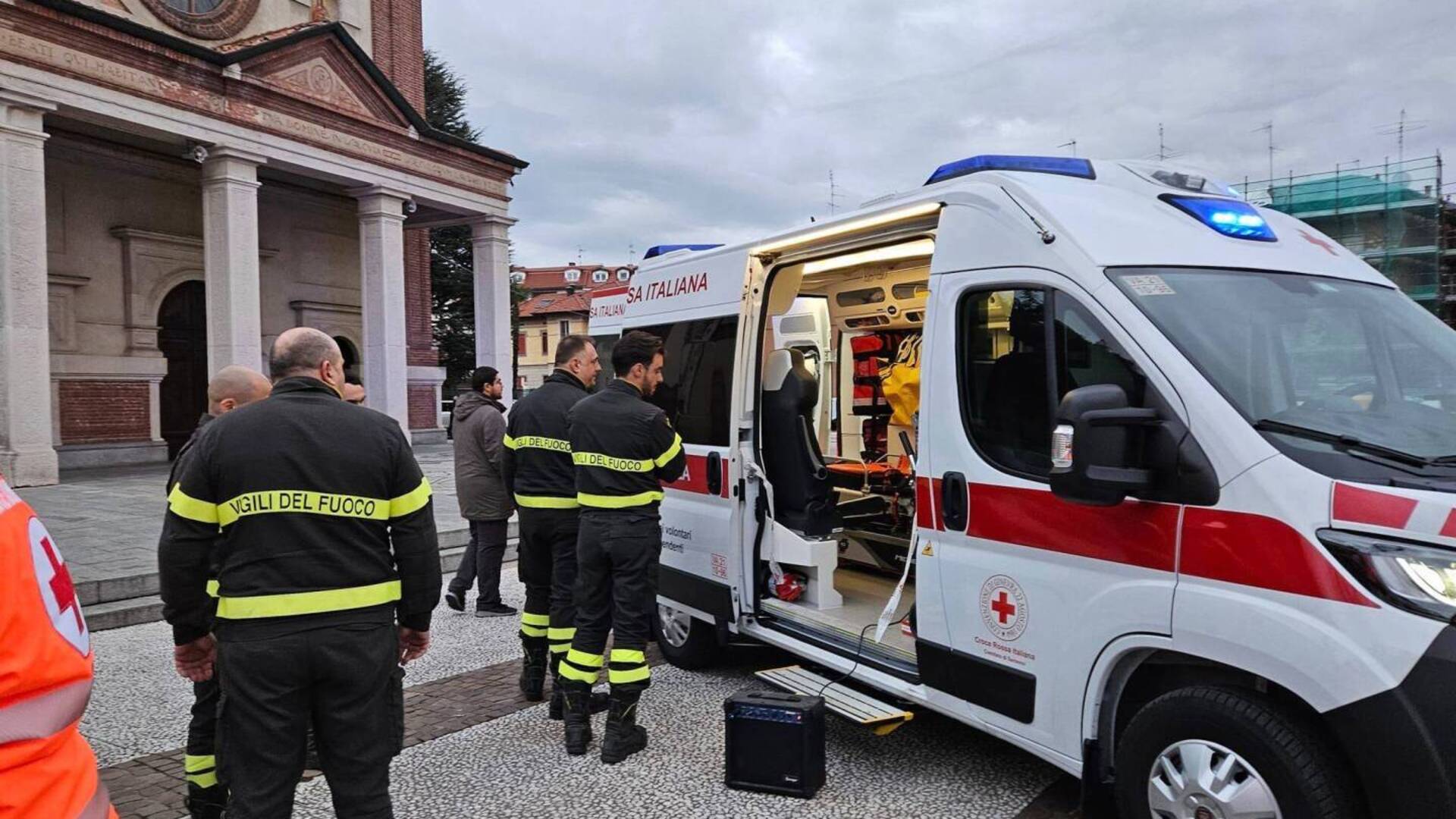 Cislago, inaugurata la nuova ambulanza Cri. Calegari: “Un dono per la comunità”