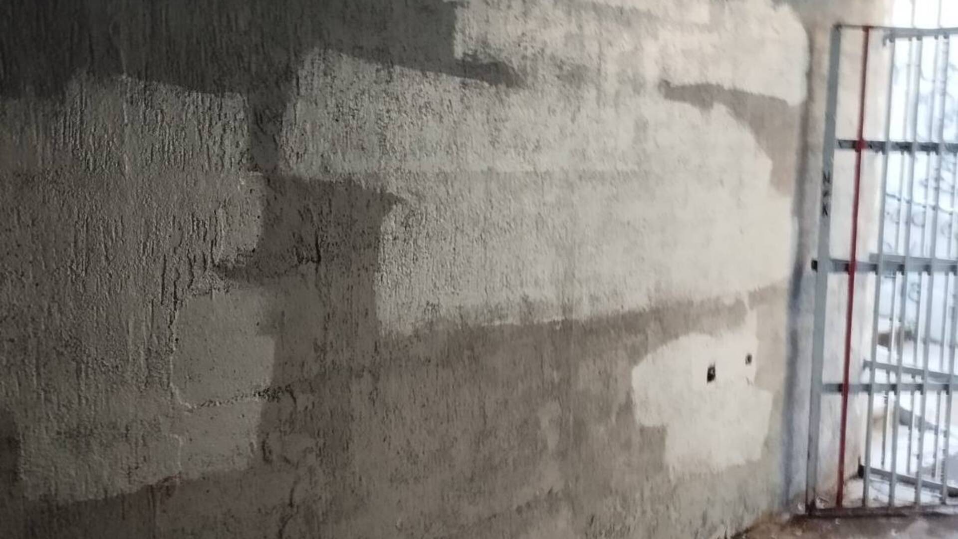 Saronno, cancellati i graffiti contro la pulizia del muro nel sottopassaggio del Rotaract