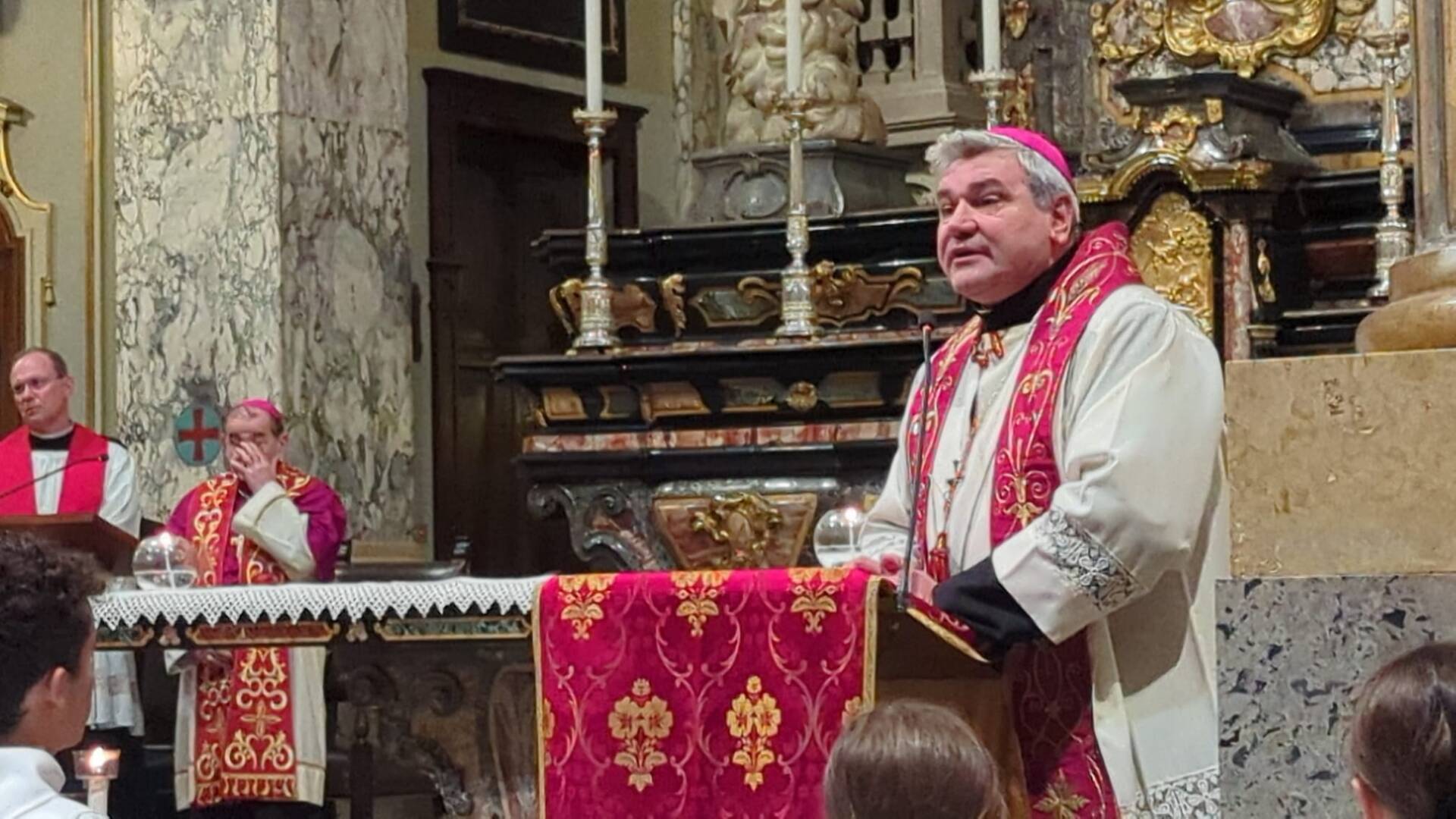 Via Crucis a Saronno, il grazie del vescovo Raimondi al prevosto Claudio Galimberti