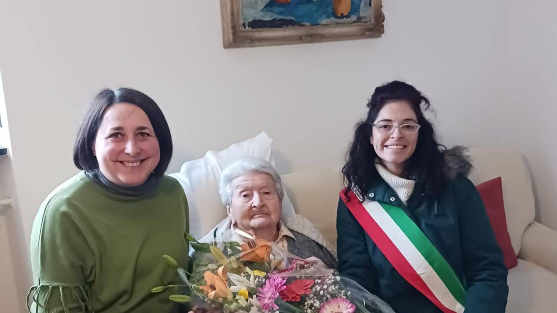 Solaro, Vicenzina Galli compie 100 anni: gli auguri della sindaca Nilde Moretti