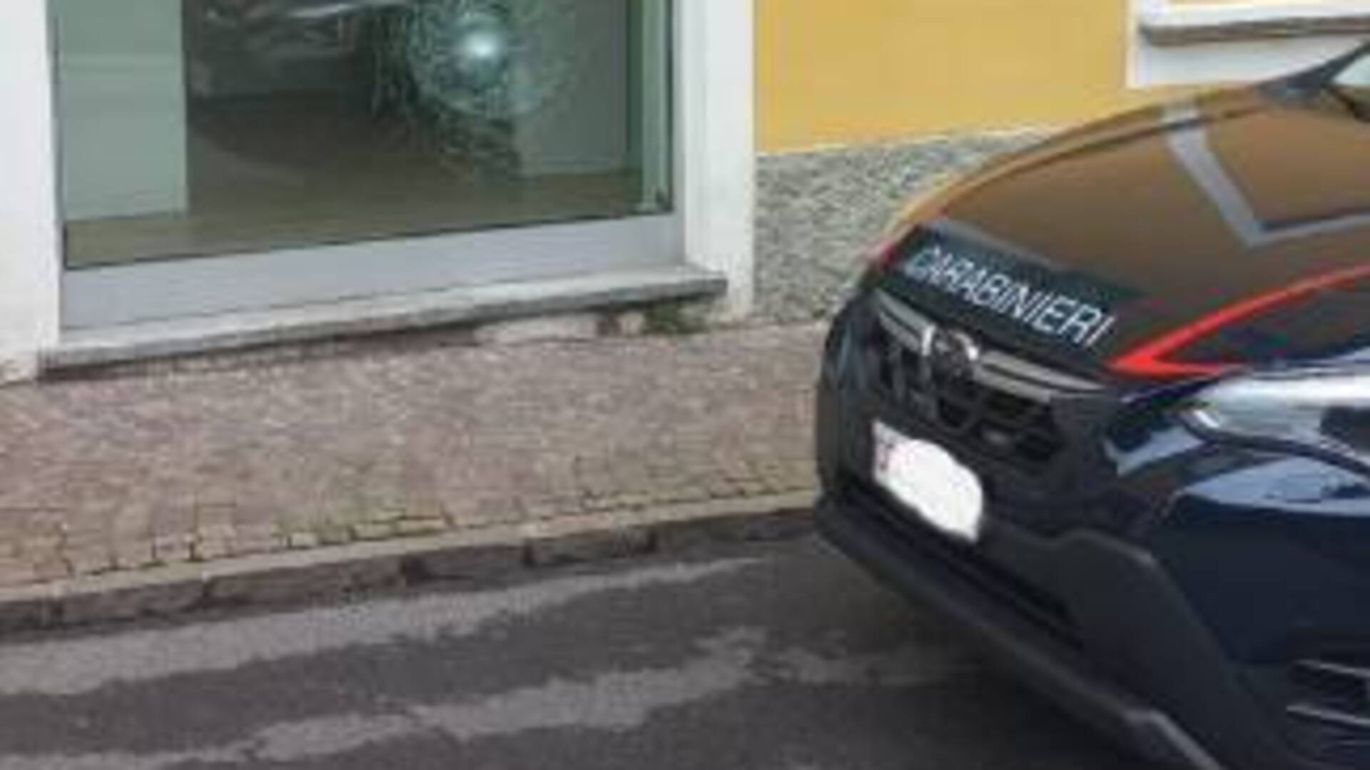 Danneggia la vetrina dell’agenzia immobiliare, denunciato 47enne italiano di Appiano Gentile