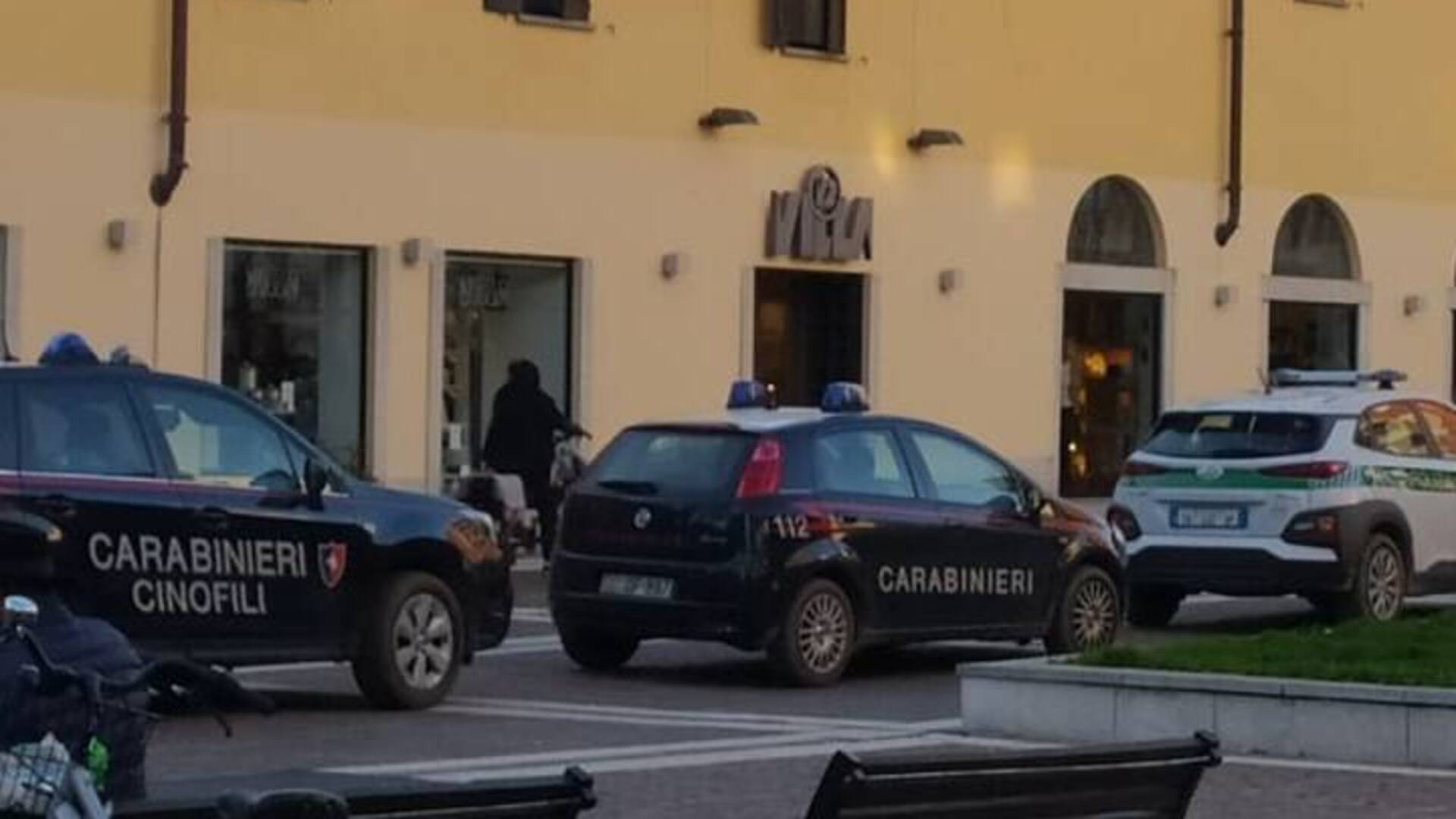 Saronno, controlli dei carabinieri con l’unità cinofila