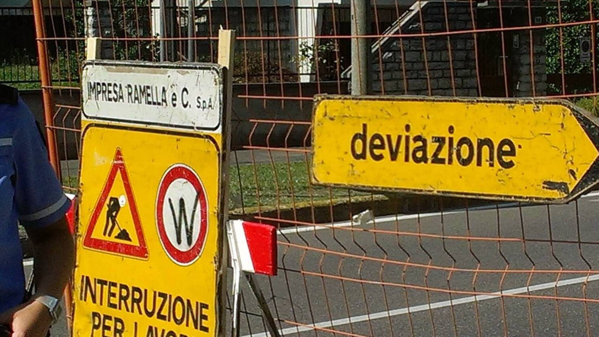 Saronno, cede l’asfalto in via San Francesco, chiusa una corsia: code e rallentamenti