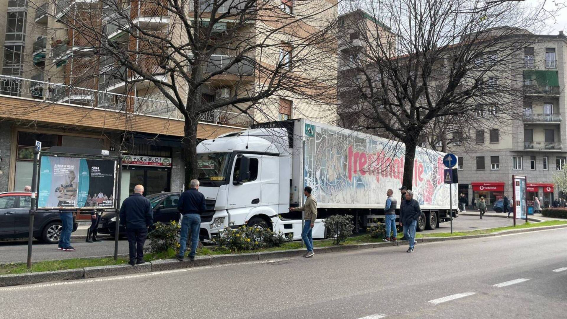 Saronno, camion incastrato in piazza Cadorna: urta vettura in sosta e blocca la circolazione